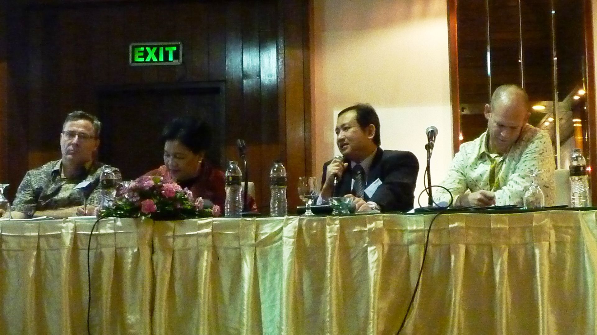 George menjawab pertanyaan peserta diskusi Indonesia Investment Summit Visi DuPont terhadap Pertanian Berkelanjutan