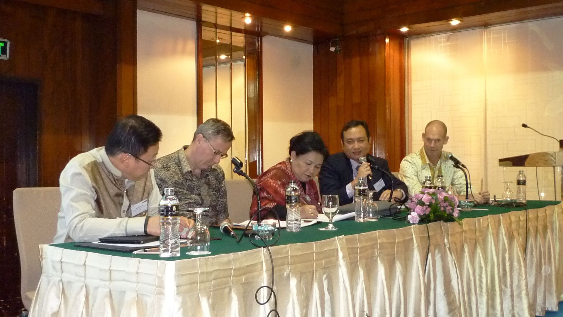 George bersama para panelis pada Indonesia Investment Summit Teknologi bantu maksimalkan hasil Pertanian Berkelanjutan