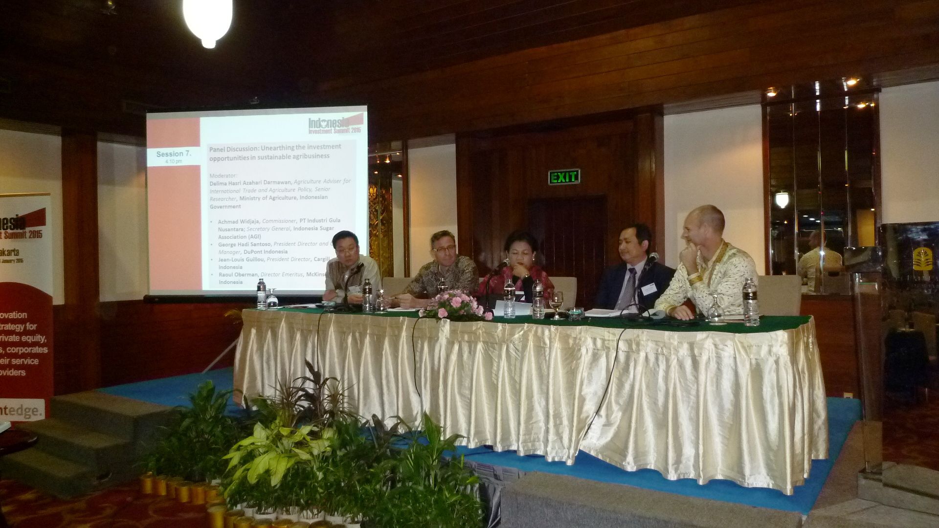 Diskusi panel di Indonesia Investment Summit Moderator membuka Indonesia Investment Summit 2015