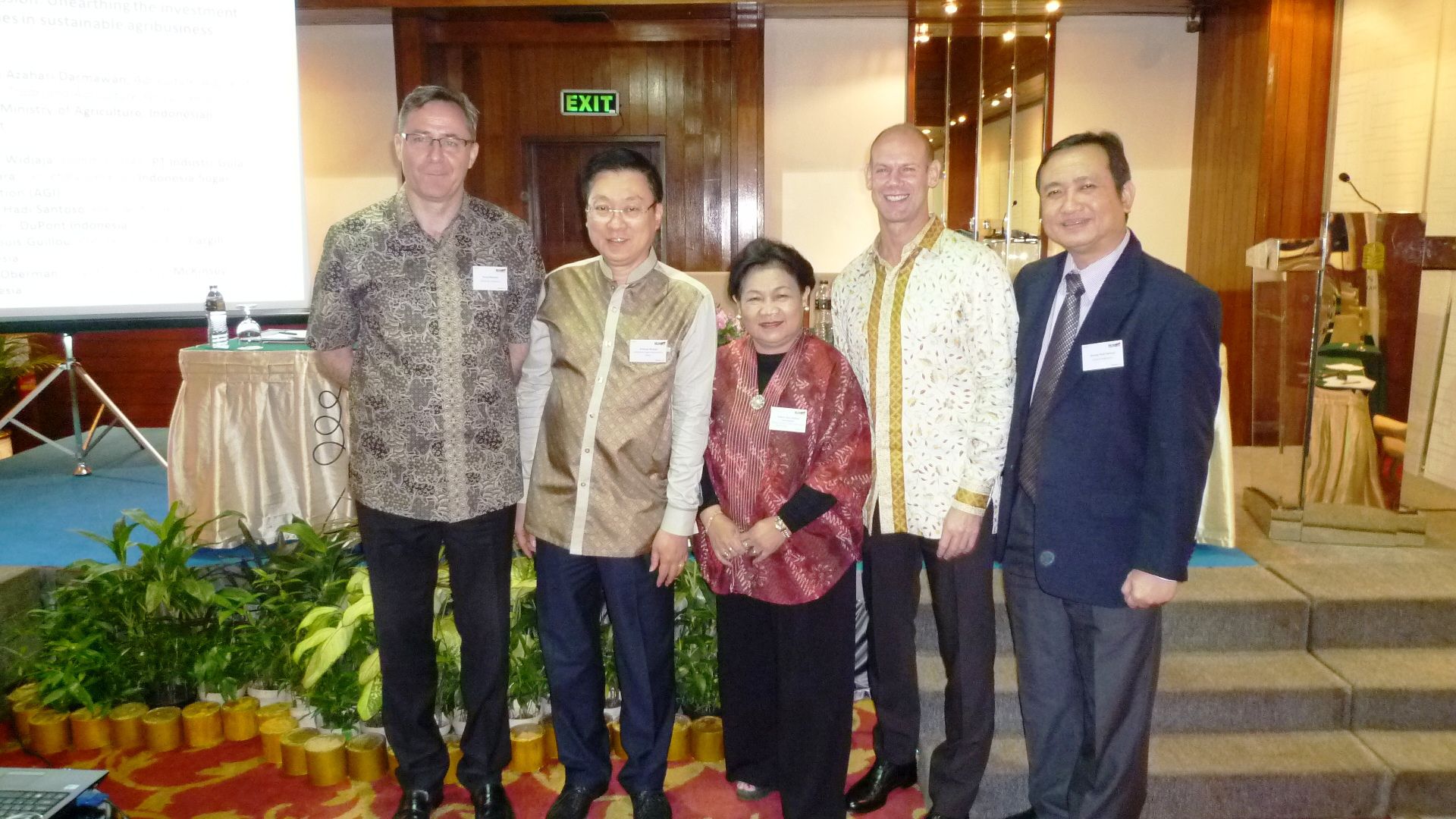 Panelis bersama moderator di Indonesia Investment Summit Panelis dan moderator sesi Pertanian pada Indonesia Investment Summit 2015