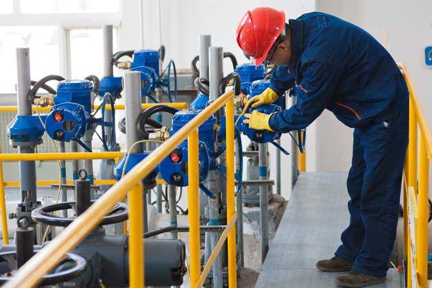 DPP_UA-4_WorkerInspectingPipeline_630x315.jpg